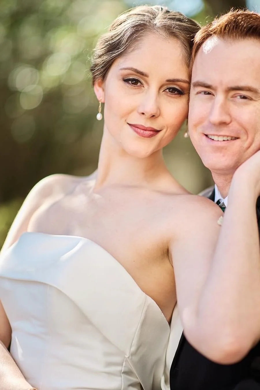 Vestido de novia largo de satén sin tirantes, corte trompeta y cola